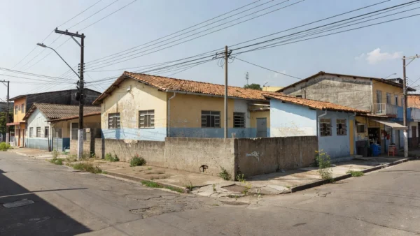 Escola pública brasileira em luz natural representando reforma da LDB e Fundo Constitucional