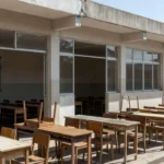 Escola pública brasileira com luz natural, representando educação e LDB