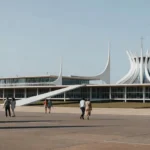Rua em Brasília com pessoas em cena cotidiana sobre pesquisa eleitoral no DF