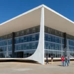 Fachada do Tribunal Superior Eleitoral em Brasília com luz natural