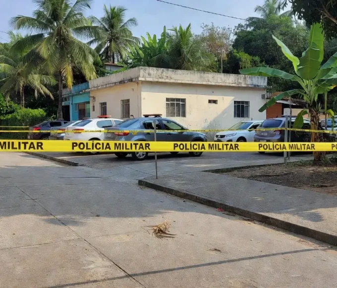 Viaturas da Polícia Militar em operação contra quadrilha em São Sebastião