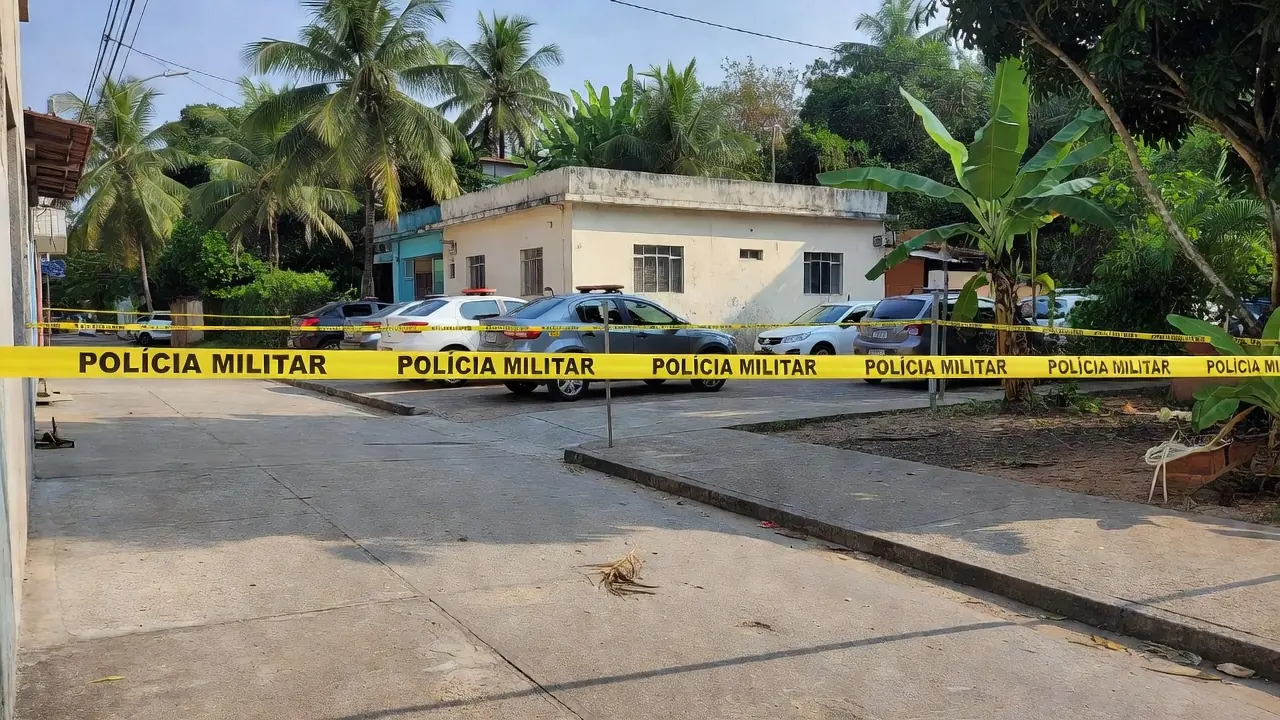 Viaturas da Polícia Militar em operação contra quadrilha em São Sebastião
