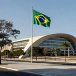 Fachada do TSE em Brasília com bandeira do Brasil