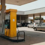 Posto de gasolina no DF com carros abastecendo após alta de preço