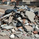 Pilha de entulho em rua do Recanto das Emas, Brasília