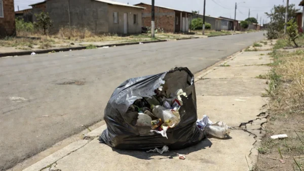 Saco de lixo abandonado em rua do Recanto das Emas, Brasília