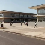 Escola em Brasília com arquitetura modernista simbolizando educação integral e preservação