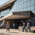 Fachada de prédio público brasileiro em luz natural, relacionado a multa do TRE por vídeos