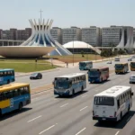 Ônibus urbanos em avenida de Brasília durante oferta de reajuste a rodoviários do DF