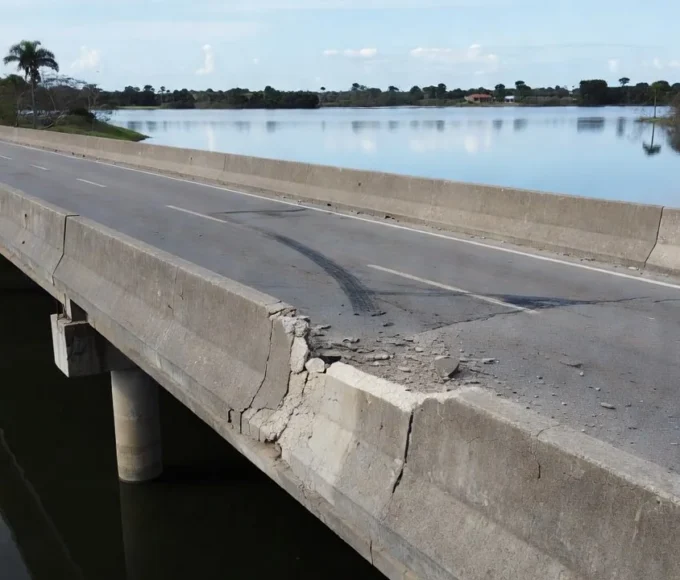 Ponte do Bragueto sobre lago após colisão de motocicleta