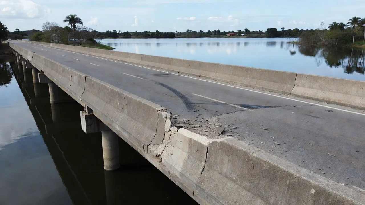 Ponte do Bragueto sobre lago após colisão de motocicleta