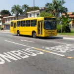 Faixa exclusiva de ônibus em São Sebastião com veículo na via dedicada