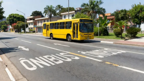 Faixa exclusiva de ônibus em São Sebastião com veículo na via dedicada