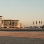 Praça em Brasília com elementos de campanha eleitoral ao ar livre