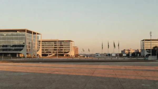 Praça em Brasília com elementos de campanha eleitoral ao ar livre
