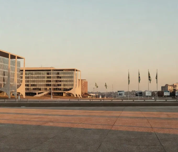 Praça em Brasília com elementos de campanha eleitoral ao ar livre