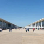 Rua em Brasília com vista para a Esplanada dos Ministérios