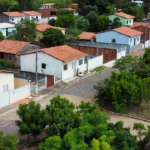 Rua residencial em São Sebastião com casas do Distrito Federal sob luz natural