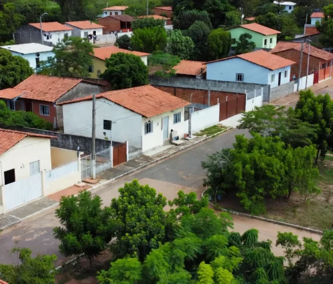 Rua residencial em São Sebastião com casas do Distrito Federal sob luz natural