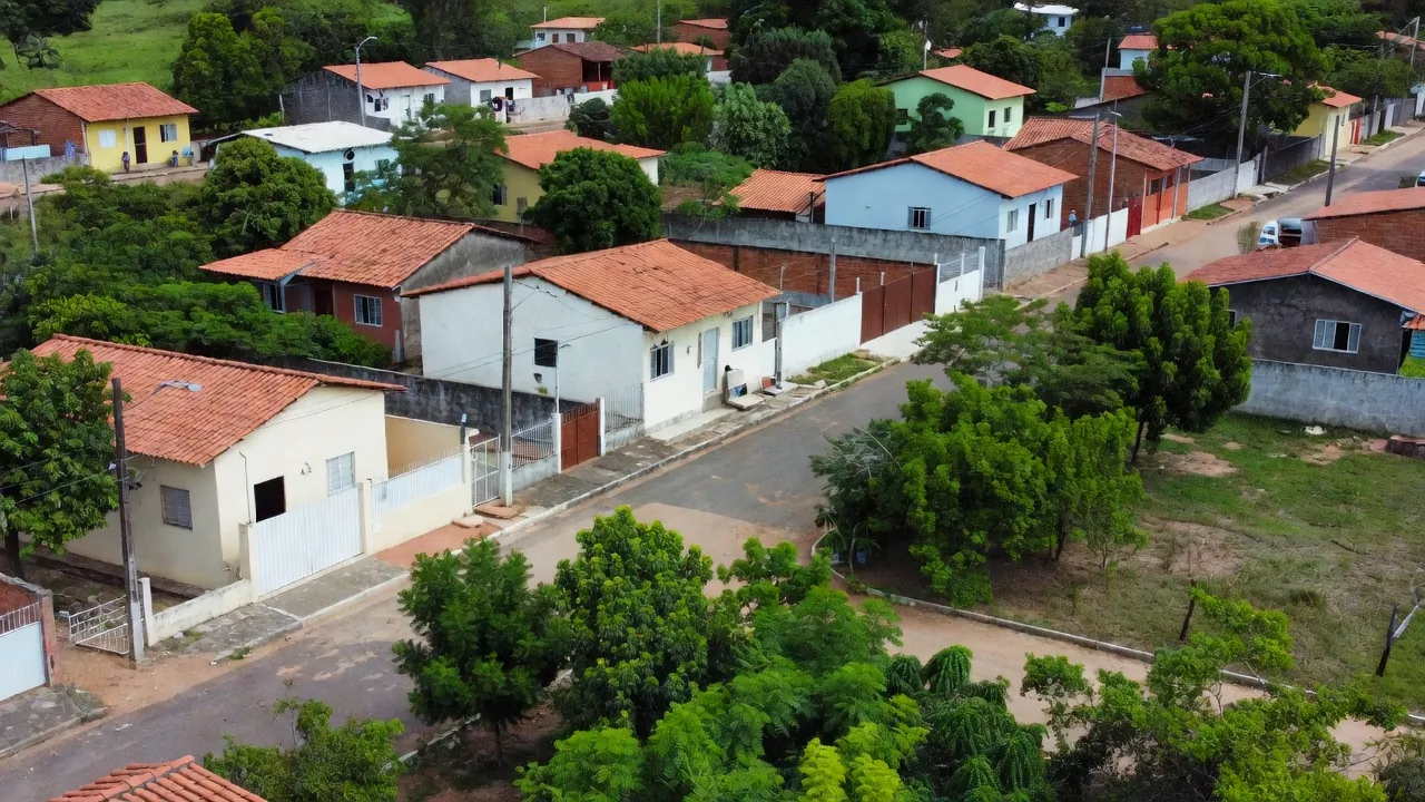 Rua residencial em São Sebastião com casas do Distrito Federal sob luz natural