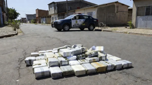 Pacotes de drogas apreendidos pela polícia em Recanto das Emas, Brasília