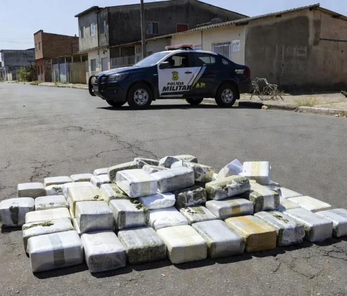 Pacotes de drogas apreendidos pela polícia em Recanto das Emas, Brasília