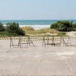 Esplanada isolada com barreiras em São Sebastião