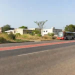 Via em Brazlândia com faixas de BRT e ônibus em operação