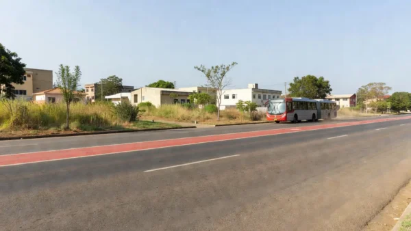 Via em Brazlândia com faixas de BRT e ônibus em operação