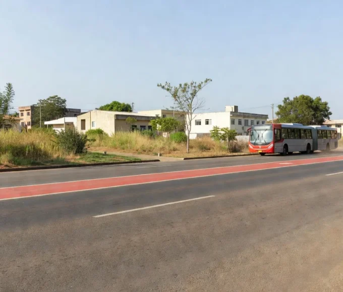 Via em Brazlândia com faixas de BRT e ônibus em operação