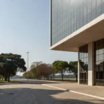 Fachada do Banco de Brasília (BRB) sob luz natural, simbolizando banco público