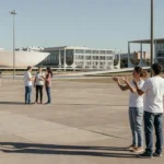 Intérpretes de Libras em praça pública em Brasília