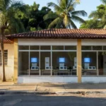 Seção eleitoral em São Sebastião com urnas eletrônicas sob luz natural