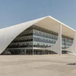 Exterior de colégio eleitoral em Brasília representando eleitores do DF