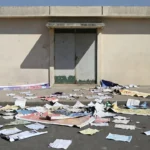 Fachada de escola em Brazlândia com propaganda eleitoral no chão