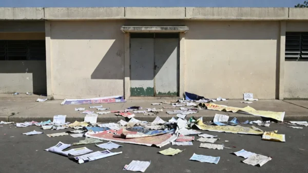 Fachada de escola em Brazlândia com propaganda eleitoral no chão